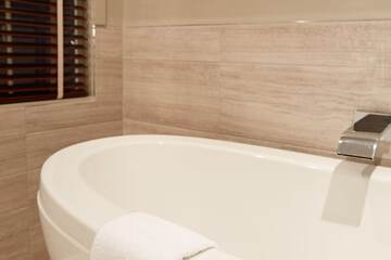 Deep soaking bathtub