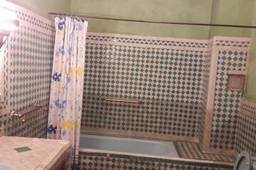 Deep soaking bathtub