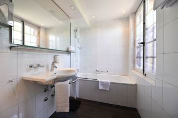 Deep soaking bathtub
