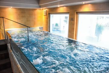 Indoor spa tub