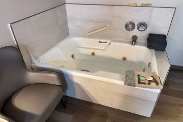 Jetted tub
