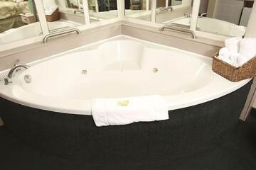 Jetted tub
