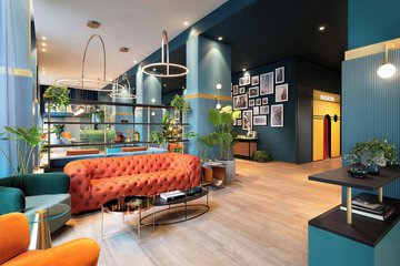 Lobby lounge