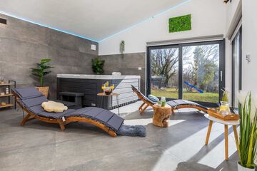 Indoor spa tub