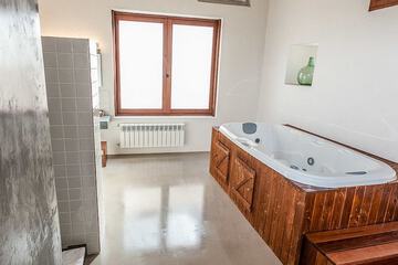 Jetted tub