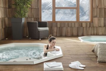 Indoor spa tub