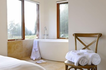 Deep soaking bathtub