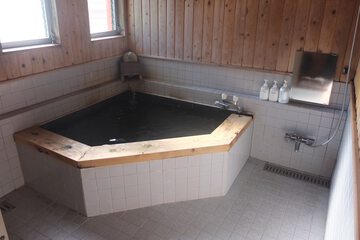 Indoor spa tub