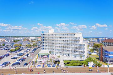 Commander Hotel & Suites