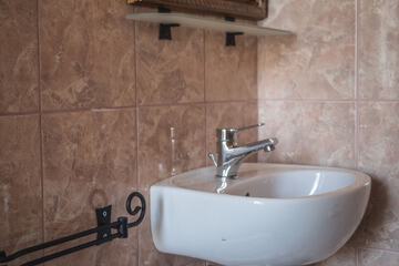 Bathroom sink
