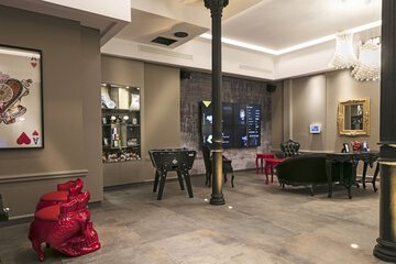 Lobby lounge