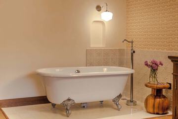 Private spa tub