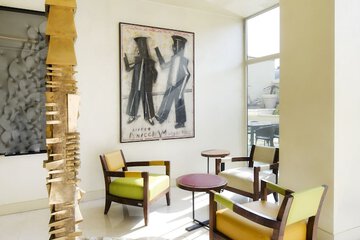 Lobby lounge