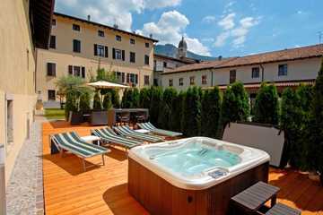 Outdoor spa tub