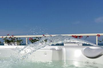 Outdoor spa tub