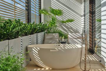 Private spa tub