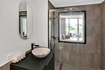 Bathroom shower