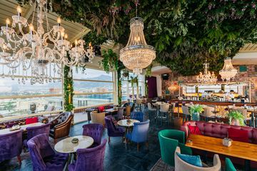 Poolside bar