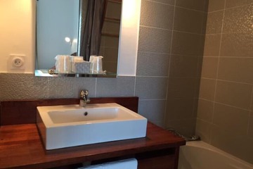 Bathroom sink