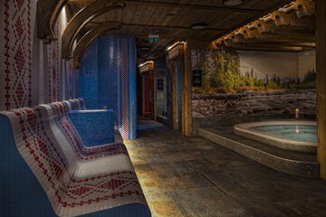 Indoor spa tub