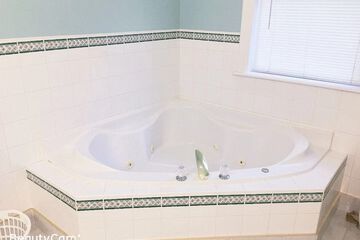 Indoor spa tub