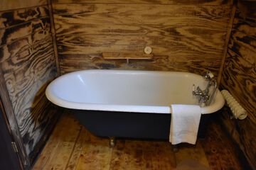 Deep soaking bathtub