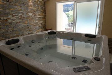 Indoor spa tub