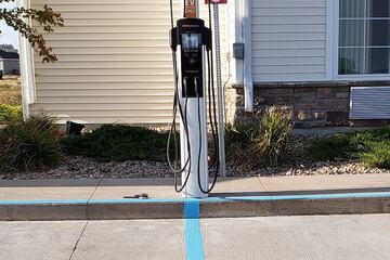 Electric vehicle charging station