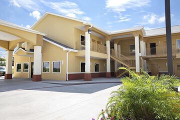 Days Inn & Suites by Wyndham Gonzales TX