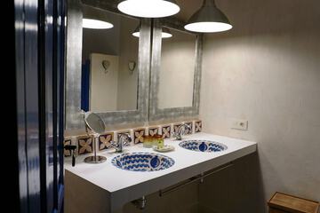 Bathroom sink