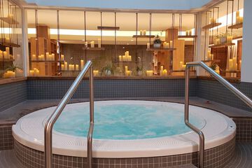 Indoor spa tub
