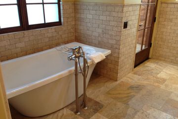 Deep soaking bathtub