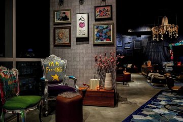 Lobby lounge