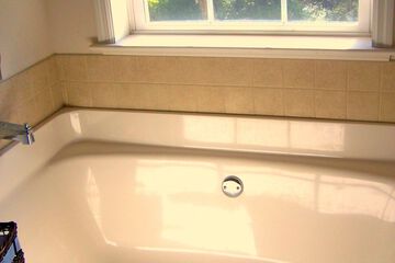 Deep soaking bathtub