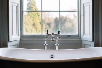 Deep soaking bathtub