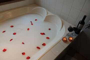 Deep soaking bathtub