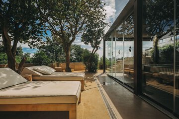 Indoor/outdoor pool