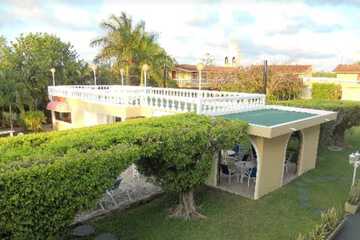 Poolside bar
