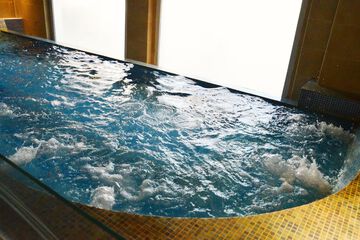 Indoor spa tub
