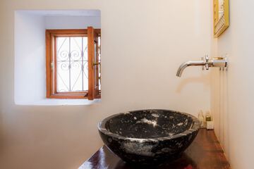 Bathroom sink
