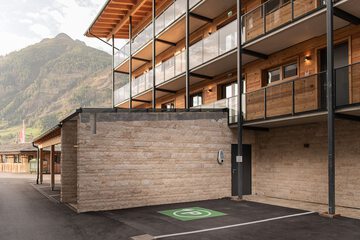 Electric vehicle charging station