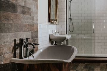 Deep soaking bathtub
