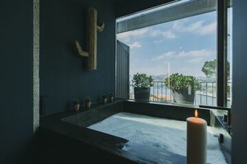 Deep soaking bathtub