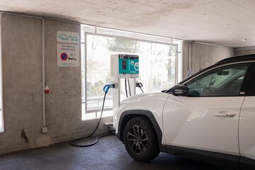 Electric vehicle charging station