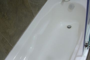 Deep soaking bathtub