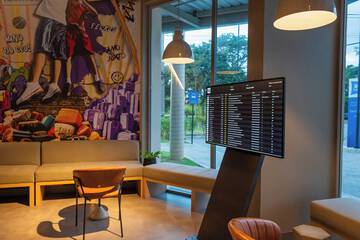 Lobby lounge