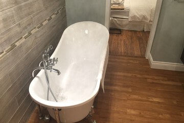 Deep soaking bathtub