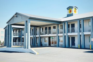 Super 8 by Wyndham Van Horn