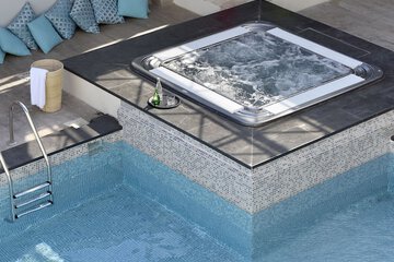 Indoor spa tub