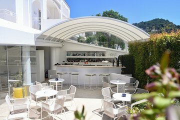 Poolside bar
